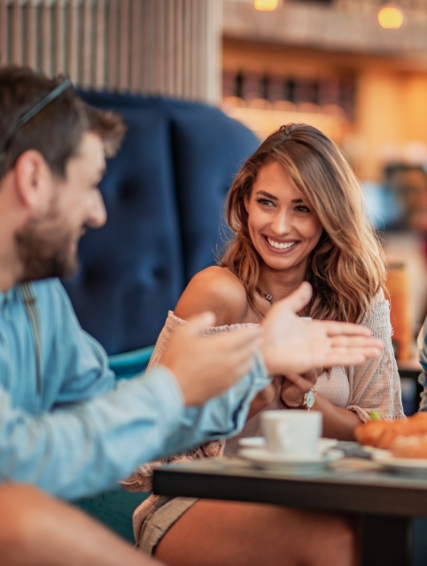2 people on a date at a restaurant