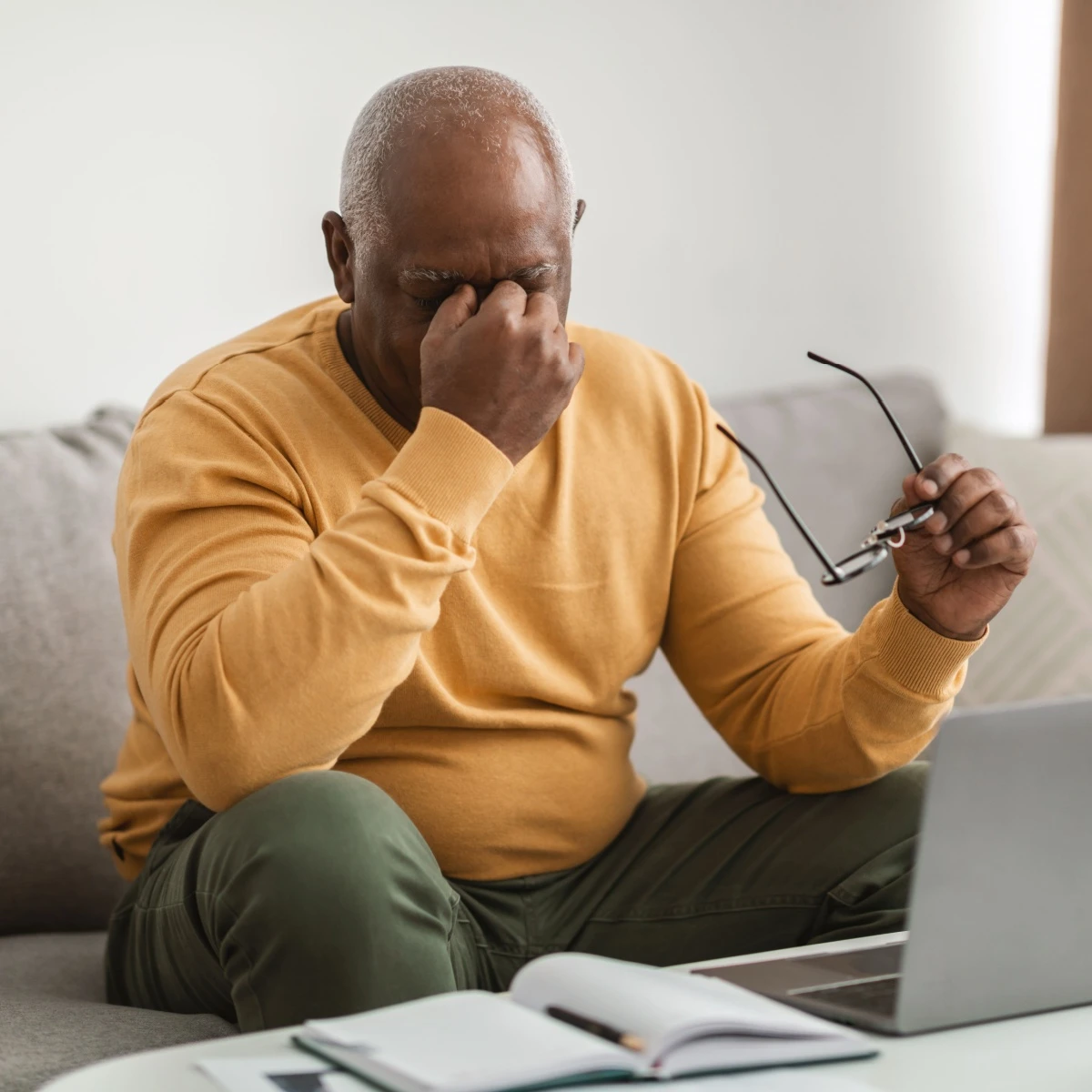 Senior having symptoms of macular pucker, rubbing his eyes